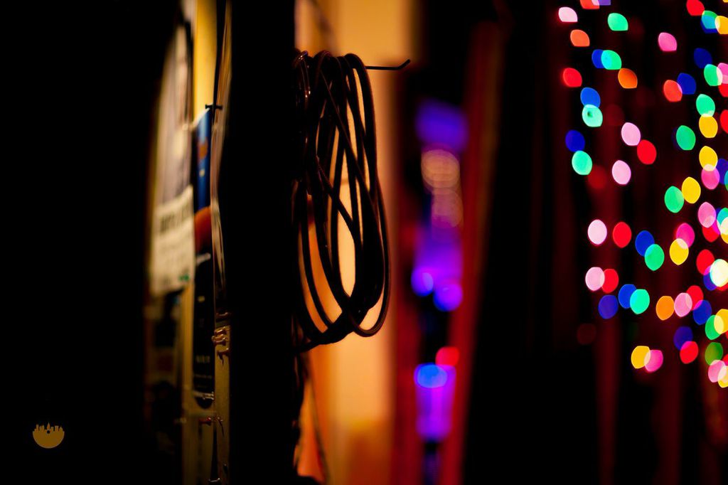 zbCMMN_9kut-1Y4ur7BDrFGaEomKFypdHLCqCubHAP8 Cables on wall